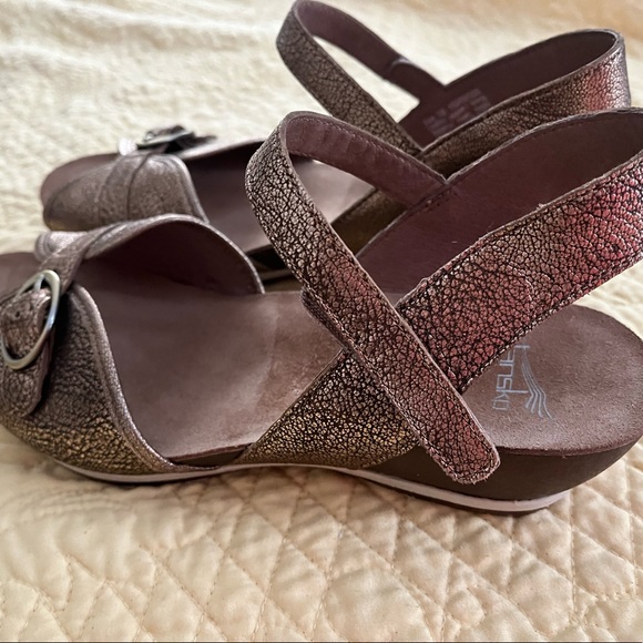 Dansko Gold Sandals Size 38 - Picture 4 of 11